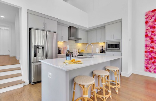 West End House | FREE NIGHT DEAL! DOWNTOWN! 2MI TO BROADWAY! LUXE BABE HOUSE #1 of 5 HOMES IN ROW