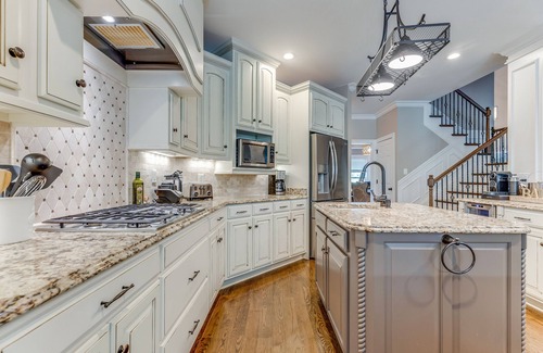 Gallatin House | Free Night* I Above Nashville Tranquility I Lakefront | Pool&Spa | 11 Beds