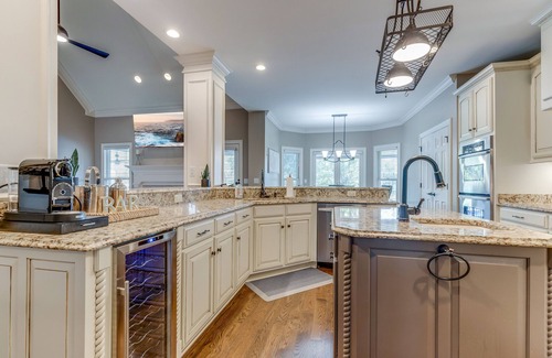 Gallatin House | Free Night* I Above Nashville Tranquility I Lakefront | Pool&Spa | 11 Beds