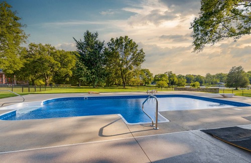 Gallatin House | Free Night* I Above Nashville Tranquility I Lakefront | Pool&Spa | 11 Beds