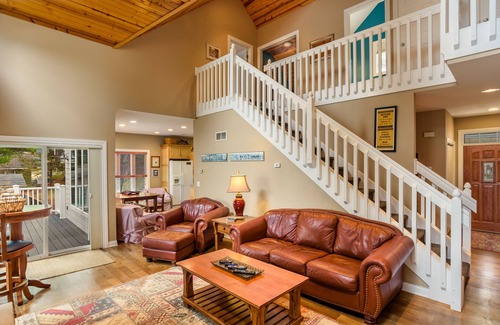 Redgranite House | Free nite w/wknd offseason lakehome cottage Lg Sandy Beach fireplace pier boatss
