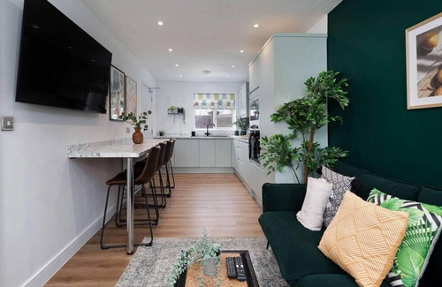 Salford House | Free Parking The Quays- Sleeps 8 by Genesis Living