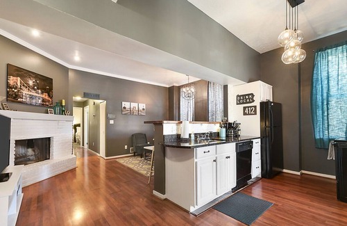 Central Northside Apartment | Free Parking★Cute Outdoor Deck★Overlooks Park!