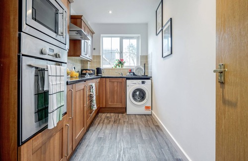 Watford Apartment | Free parking★ Gated Haven★ Stunning 2 Bed Apt ★WatfordFC/Hospital/Atria/Theater★