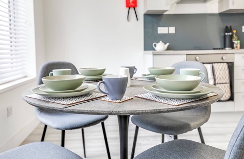 Luton Apartment | Free Parking Ground Floor Apartment 5min by car to Local Train Station to London