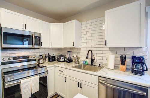 Madison Apartment | Free parking. In-unit washer & dryer. A/C. Pets Ok