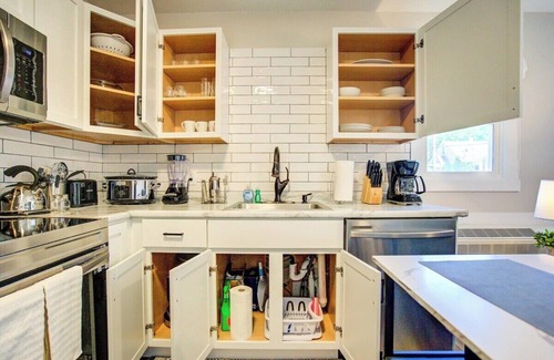 Madison Apartment | Free parking. In-unit washer & dryer. A/C. Pets Ok