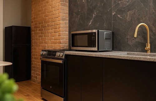 Pittsburgh Apartment | Free parking KING bed Stylish Brick Retreat