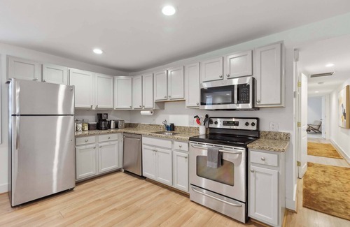 Bloomingdale Apartment | Free Parking! Large, 2BR/1.5BA with AC/TV/Internet