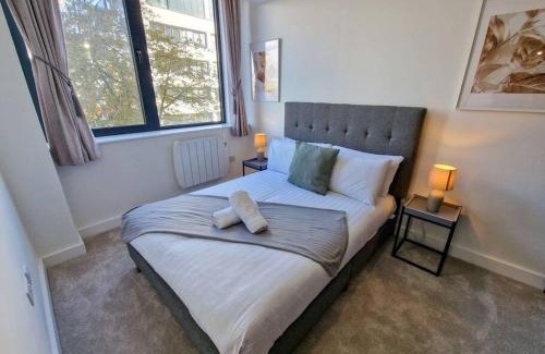 Old Trafford Apartment | Free Parking: Old Trafford Apartment