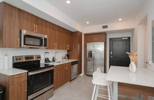 Overtown Apartment | Free Parking | Pool | Gym | 413MB Wifi