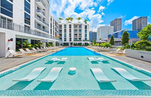Overtown Apartment | Free Parking | Pool | Gym | 413MB Wifi