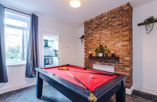 Sheffield House | Free Parking | Pool Table | Stylish