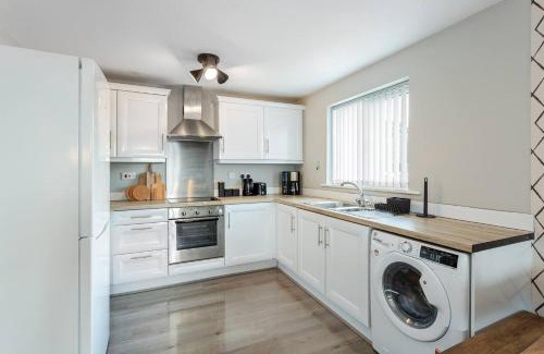 Irlam Apartment | FREE Parking Spacious 2BR Flat in Irlam