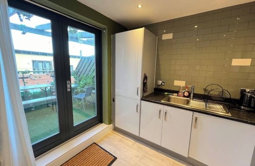 The Westside Apartment | Free parking-Tempur mattress- Self-checkin House