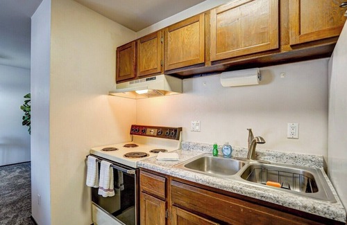Regent Apartment | Free Parking-walk to hospital&campus-fast wifi!