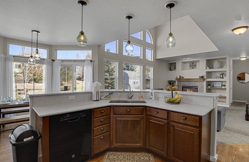 Monument House | !FREE PIZZA! Spacious, Family Friendly, Game Room, Mnt. Views. 5 min to USAFA.