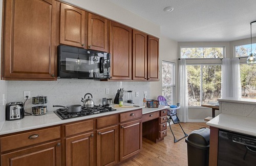 Monument House | !FREE PIZZA! Spacious, Family Friendly, Game Room, Mnt. Views. 5 min to USAFA.