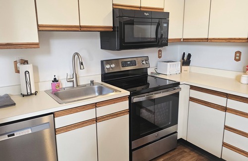 Champion Condo | FREE Pool Pass included 500 feet from 3-bedroom condo AC, WiFi. Enjoy your stay