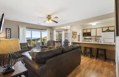 Indian Point Condo | Free SDC Tickets-Lounge with Stunning Views of Table Rock Lake in Open Concept Condo Near Table Rock