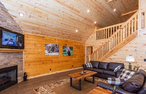 White Oak Lodge Cabin | Free Show Tickets* |White Oak Resort w/Private HotTub, Pool Table | Community Pool | Exceptional
