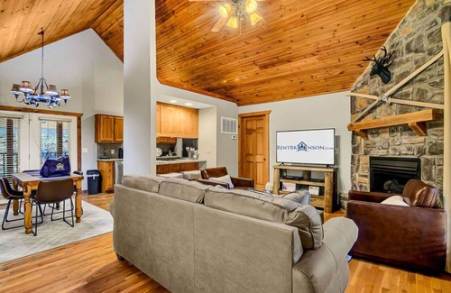 Branson West Cabin | Free Silver Dollar City Tickets! Cozy Cabin, Gated Stone Bridge Resorts with Ideal Location!