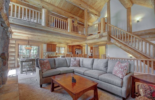 Quandary Village House | FREE SkyCard Activities - Beautiful Log Cabin, Hot Tub, 2 Master Suites - Timber Ridge Lodge