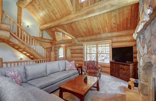 Quandary Village House | FREE SkyCard Activities - Beautiful Log Cabin, Hot Tub, 2 Master Suites - Timber Ridge Lodge