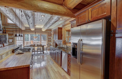 Quandary Village House | FREE SkyCard Activities - Beautiful Log Cabin, Hot Tub, 2 Master Suites - Timber Ridge Lodge