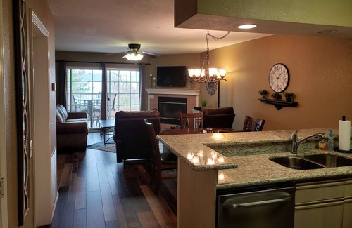 Hollister Condo | FREE TIC. (SDC) Beach Front-Table Rock Lake. Marina & Pool 1 Block Away. Bring your beach chair!