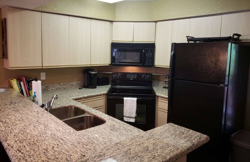 Hollister Condo | FREE TIC. (SDC) Beach Front-Table Rock Lake. Marina & Pool 1 Block Away. Bring your beach chair!