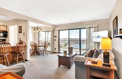 Indian Point Condo | Free Tickets, Cozy Condo, 5 minutes from Silver Dollar City, Table Rock Lake Views!
