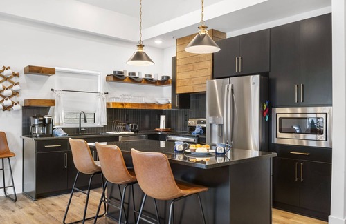 Hollister House | Free Tickets, New Lakehouse, Close to Branson, Modern Kitchen, High End Furnishings