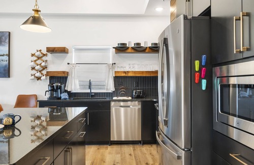 Hollister House | Free Tickets, New Lakehouse, Close to Branson, Modern Kitchen, High End Furnishings
