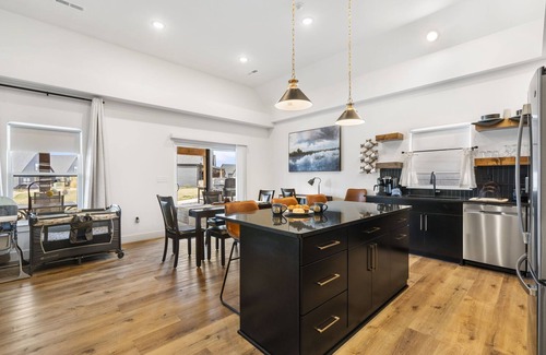 Hollister House | Free Tickets, New Lakehouse, Close to Branson, Modern Kitchen, High End Furnishings