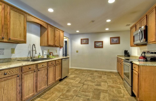 Williamstown House | *Free Whitewater Rafting & Ziplining* 6 bedroom home with quick access to Downtown shops, breweries and restaurants