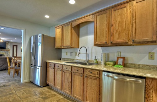 Williamstown House | *Free Whitewater Rafting & Ziplining* 6 bedroom home with quick access to Downtown shops, breweries and restaurants