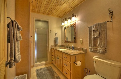 Copperhill Cabin | Free Whitewater Rafting Ziplining. Enjoy the spacious kitchen, and hot tub!