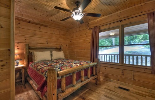 Copperhill Cabin | Free Whitewater Rafting Ziplining. Enjoy the spacious kitchen, and hot tub!