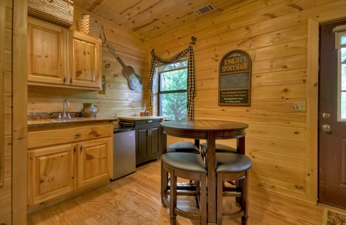 Epworth Cabin | *Free Whitewater Rafting & Ziplining* Enjoy Fightingtown Creek access in this spectacular cabin