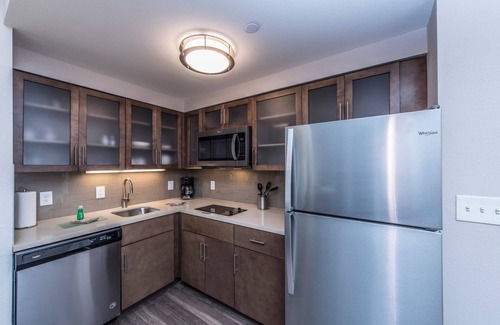Charleston Condo | Free Wi-Fi + Free Breakfast Buffet + Outdoor Pool | Great Location!