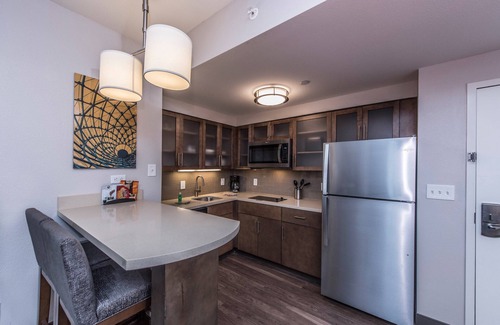 Charleston Condo | Free Wi-Fi + Free Breakfast Buffet + Outdoor Pool | Great Location!