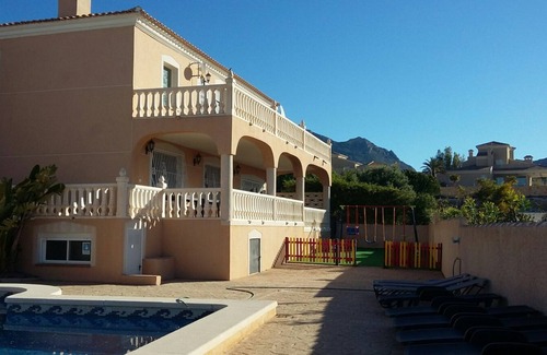 Coveta Fuma Villa | FREE WIFI, BEER TAP, POOL TABLE, A/C, PLAY AREA AND MUCH MORE!