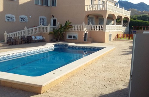 Coveta Fuma Villa | FREE WIFI, BEER TAP, POOL TABLE, A/C, PLAY AREA AND MUCH MORE!