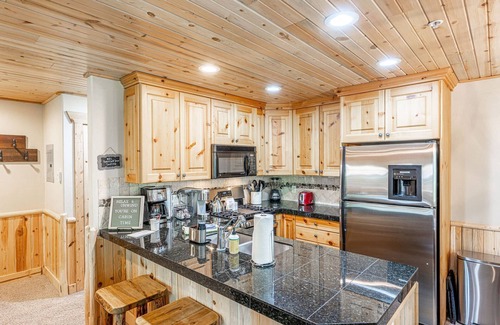 Park City Condo | *FREE ZIP-LINE TOUR* Modern Cabin – 5 Minutes to Canyons Village | Hot Tubs | On Free Shuttle Route