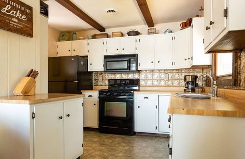 Wautoma Cottage | freenite w/wknd off season Cabin lake hottub kayaks paddleboard pier fireplaces