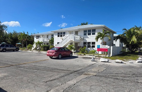 Discovery Bay Condo | Freeport Grand Bahamas: Coral Beach Family Friendly Condo- steps to the beach!