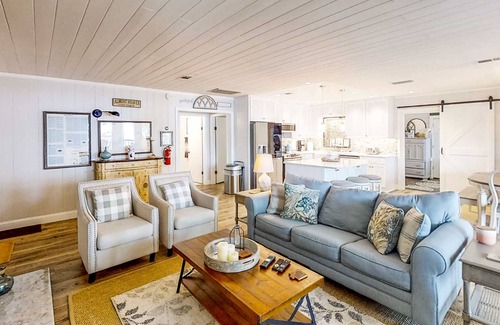 Telogia House | French-inspired lakeside home with gourmet kitchen