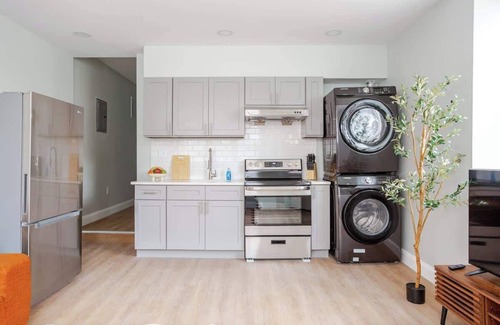 East Passyunk Crossing Apartment | French Japan MINS to City Center 1King 2Queens