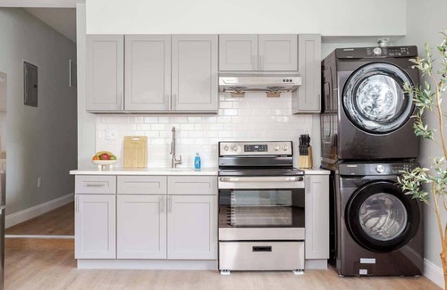 East Passyunk Crossing Apartment | French Japan MINS to City Center 1King 2Queens